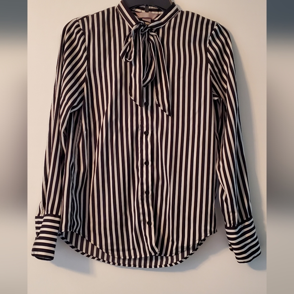 H&M black and white blouse with Tie around neck. Size 0